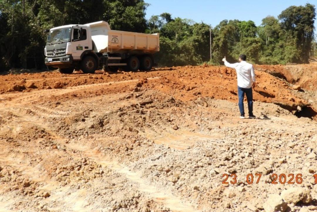 Prefeito acompanha implantação de bueiro metálico duplo e destaca avanços na infraestrutura rural