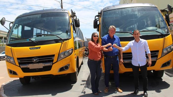 Nova Monte Verde reforça frota escolar com a entrega de dois novos ônibus